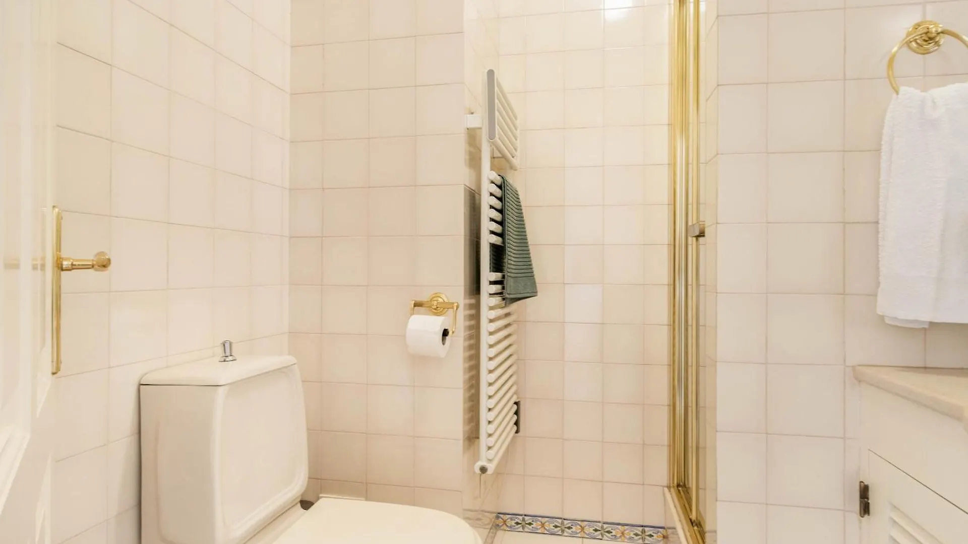 Central Cascais Apartment With Private Parking