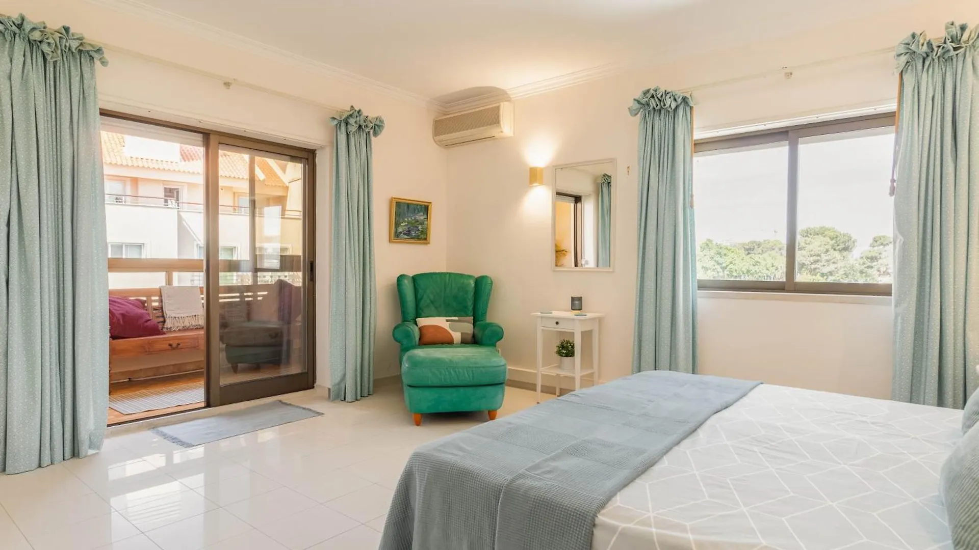 Central Cascais Apartment With Private Parking