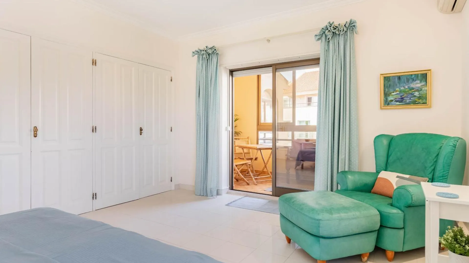 Central Cascais Apartment With Private Parking