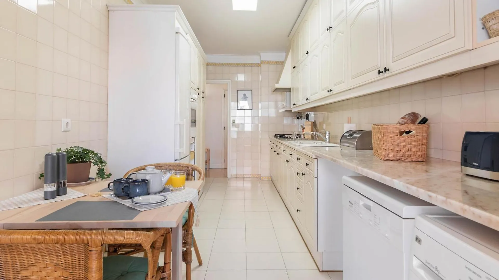 Central Cascais Apartment With Private Parking