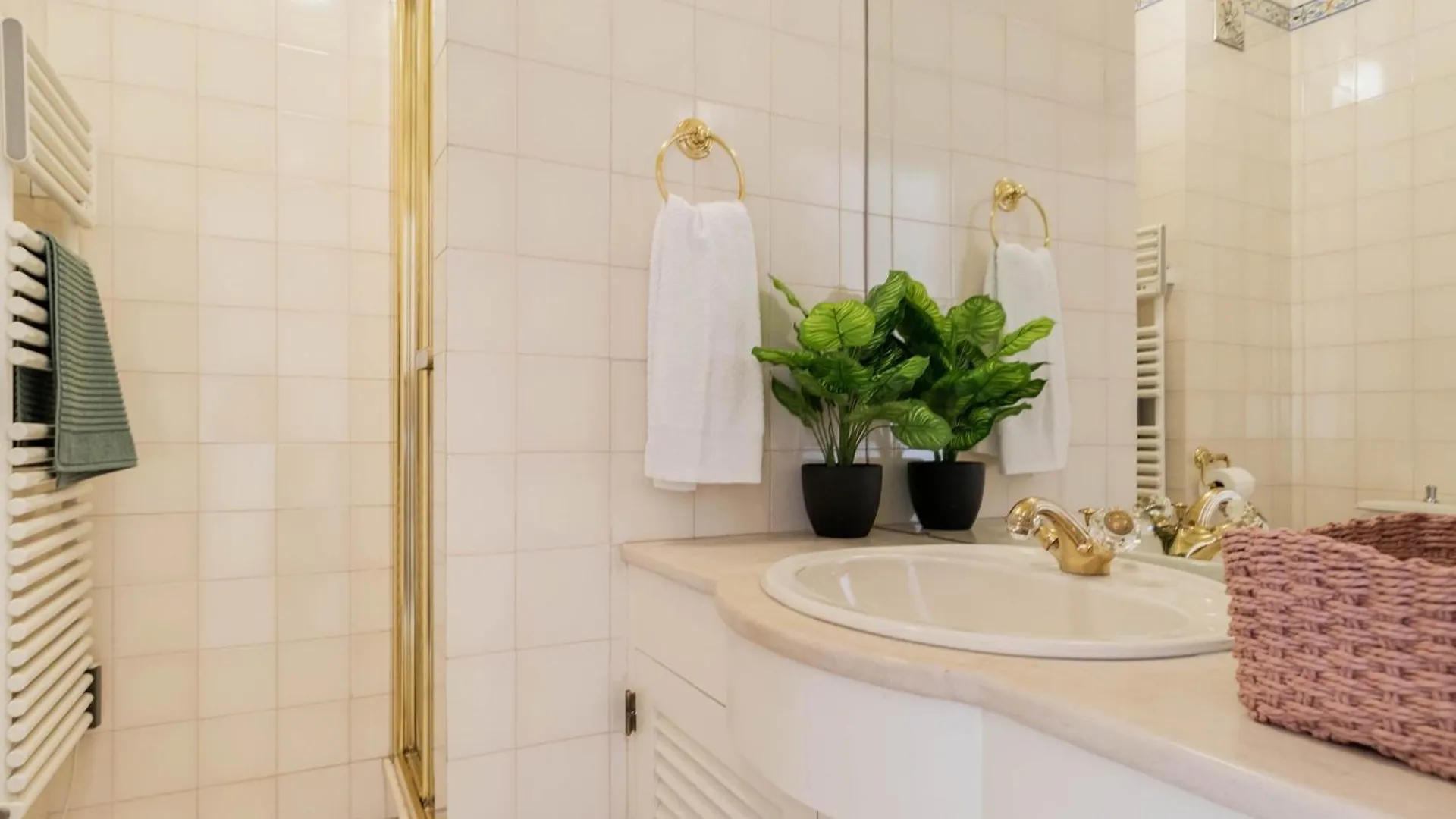 Central Cascais Apartment With Private Parking