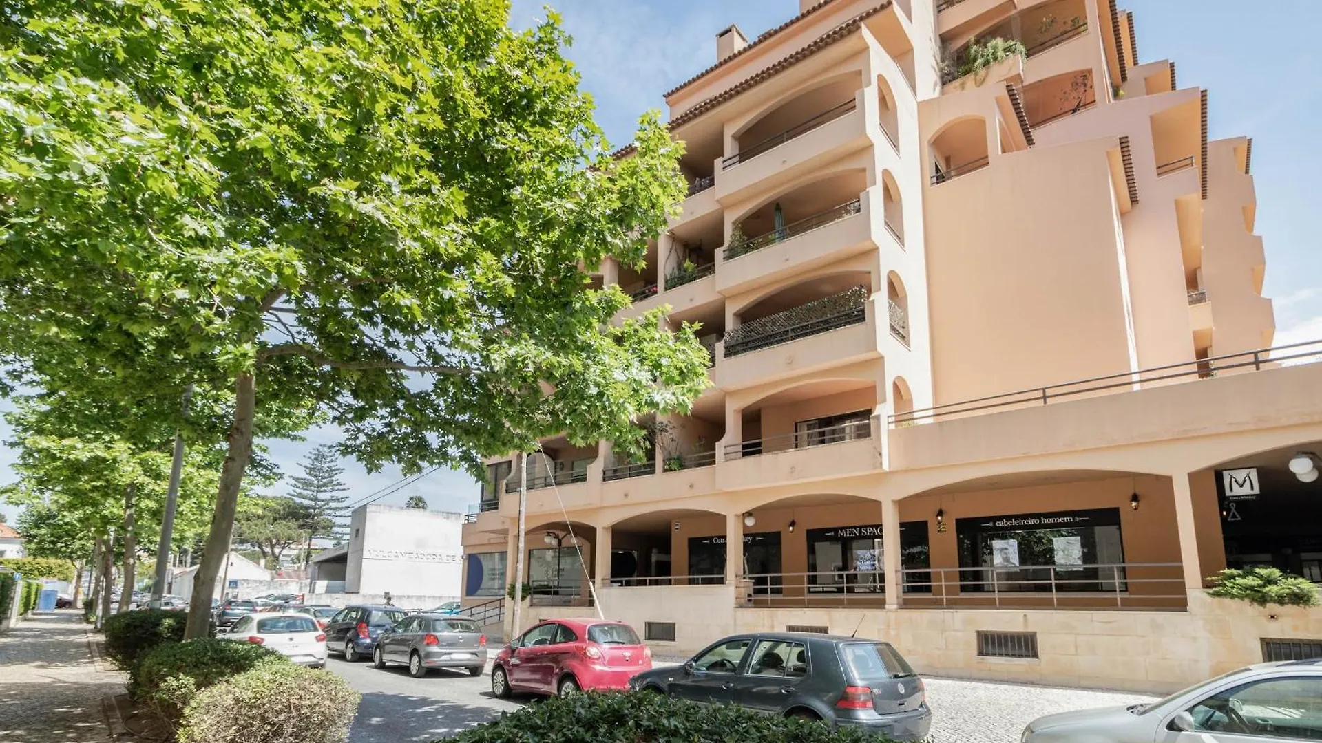 Central Cascais Apartment With Private Parking